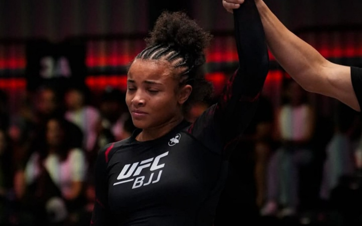 Cássia Moura com o braço erguido após sua vitória no UFC BJJ 10